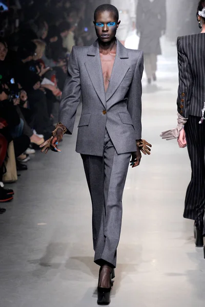 Look 10